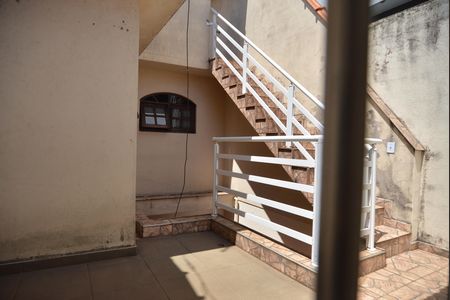 Casa à venda com 217m², 5 quartos e 2 vagasEscada