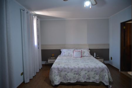 Casa à venda com 217m², 5 quartos e 2 vagasSuíte