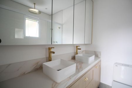 Casa à venda com 350m², 3 quartos e 3 vagasBanheiro da Suíte 1