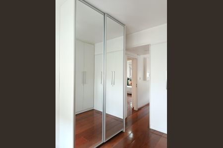 Apartamento à venda com 147m², 2 quartos e 1 vaga Apartamento à venda com 147m², 2 quartos e 1 vagaCloset da suíte 1