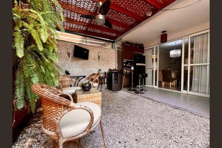 Casa de condomínio à venda com 133m², 3 quartos e 2 vagas Casa de condomínio à venda com 133m², 3 quartos e 2 vagasÁrea externa