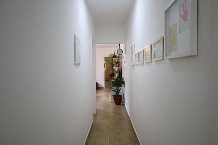 Casa à venda com 98m², 3 quartos e 2 vagasCorredor