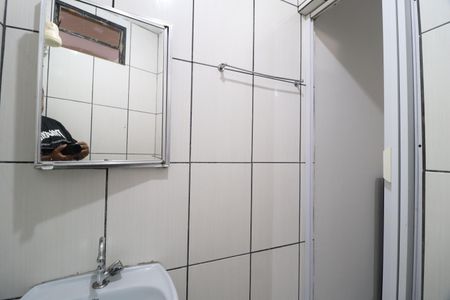 Banheiro de casa para alugar com 1 quarto, 15m² em Santa Mônica, Uberlândia