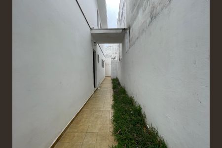 Casa à venda com 163m², 4 quartos e 2 vagas Casa à venda com 163m², 4 quartos e 2 vagasCorredor lateral