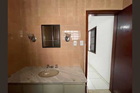 Casa à venda com 163m², 4 quartos e 2 vagas Casa à venda com 163m², 4 quartos e 2 vagasBanheiro da Suíte