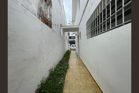 Casa à venda com 163m², 4 quartos e 2 vagas Casa à venda com 163m², 4 quartos e 2 vagasCorredor lateral
