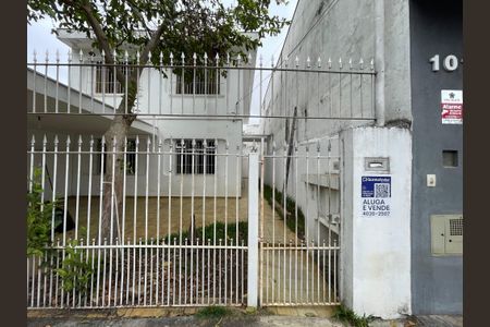 Casa à venda com 163m², 4 quartos e 2 vagas Casa à venda com 163m², 4 quartos e 2 vagasFachada