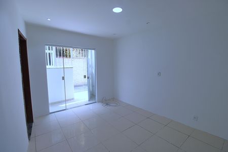 Sala de casa para alugar com 2 quartos, 75m² em Bento Ribeiro, Rio de Janeiro