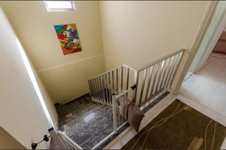 Casa à venda com 200m², 3 quartos e 2 vagasEscada