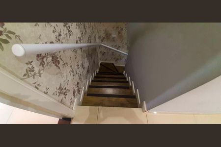 Casa à venda com 210m², 3 quartos e 3 vagasEscada