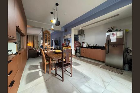 Casa à venda com 4 quartos, 236m² em Vila Guarani (Zona Sul), São Paulo