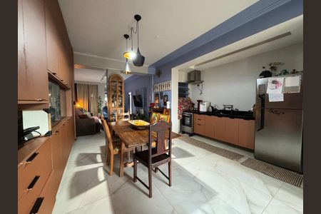 Casa à venda com 4 quartos, 236m² em Vila Guarani (Zona Sul), São Paulo