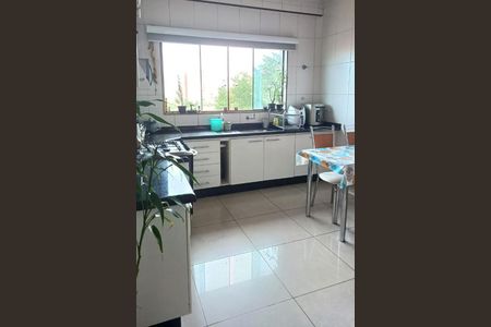 Casa à venda com 4 quartos, 220m² em Jardim Textil, São Paulo