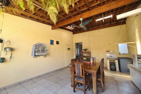 Casa à venda com 213m², 3 quartos e 3 vagas Casa à venda com 213m², 3 quartos e 3 vagasÁrea Externa