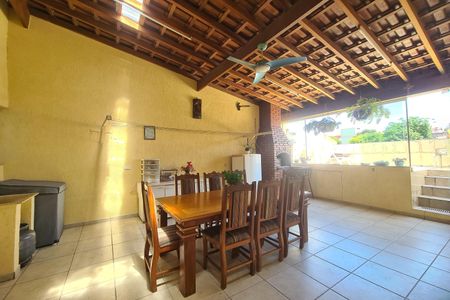 Casa à venda com 213m², 3 quartos e 3 vagas Casa à venda com 213m², 3 quartos e 3 vagasÁrea Externa