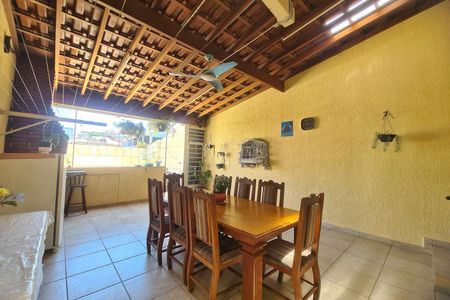 Casa à venda com 213m², 3 quartos e 3 vagas Casa à venda com 213m², 3 quartos e 3 vagasÁrea Externa