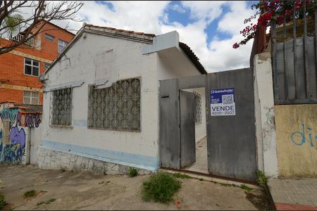 Casa à venda com 294m², 2 quartos e 2 vagas Casa à venda com 294m², 2 quartos e 2 vagasFachada