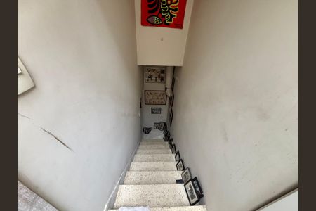 Casa para alugar com 400m², 4 quartos e 4 vagas Casa para alugar com 400m², 4 quartos e 4 vagasEscada