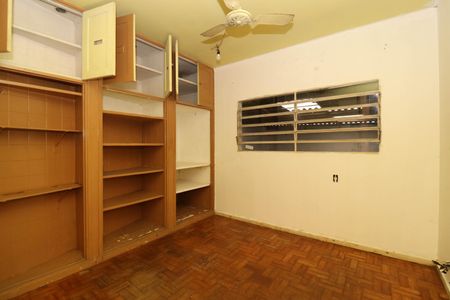 Casa à venda com 282m², 4 quartos e 8 vagas Casa à venda com 282m², 4 quartos e 8 vagasQuarto de Serviço