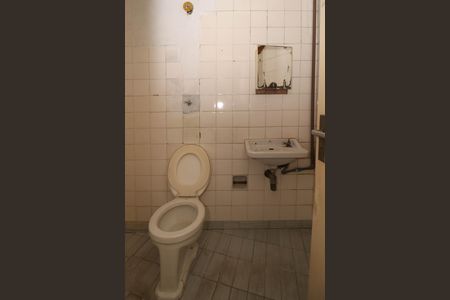 Casa à venda com 282m², 4 quartos e 8 vagas Casa à venda com 282m², 4 quartos e 8 vagasBanheiro de serviço