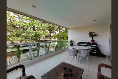 Apartamento à venda com 125m², 2 quartos e 2 vagas Apartamento à venda com 125m², 2 quartos e 2 vagasVaranda