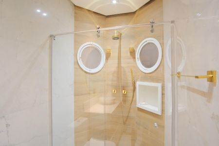 Casa de condomínio à venda com 356m², 5 quartos e 4 vagas Casa de condomínio à venda com 356m², 5 quartos e 4 vagasBanheiro da Suíte 2