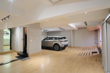 Casa de condomínio à venda com 356m², 5 quartos e 4 vagas Casa de condomínio à venda com 356m², 5 quartos e 4 vagasGaragem