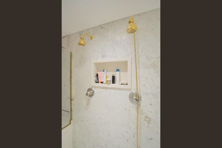 Casa de condomínio à venda com 356m², 5 quartos e 4 vagas Casa de condomínio à venda com 356m², 5 quartos e 4 vagasBanheiro da Suíte 1