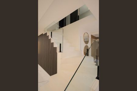 Casa de condomínio à venda com 356m², 5 quartos e 4 vagas Casa de condomínio à venda com 356m², 5 quartos e 4 vagasCorredor