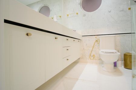 Casa de condomínio à venda com 356m², 5 quartos e 4 vagas Casa de condomínio à venda com 356m², 5 quartos e 4 vagasBanheiro da Suíte 1