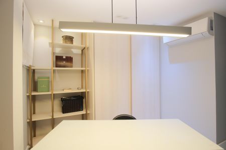 Casa de condomínio à venda com 356m², 5 quartos e 4 vagas Casa de condomínio à venda com 356m², 5 quartos e 4 vagasEscritório