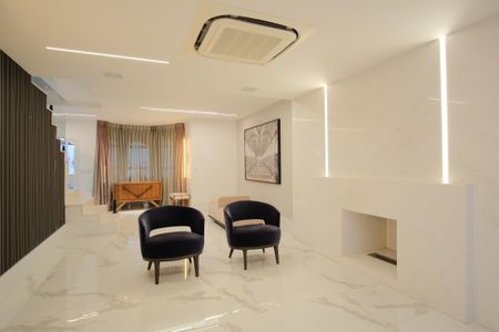 Casa de condomínio à venda com 356m², 5 quartos e 4 vagas Casa de condomínio à venda com 356m², 5 quartos e 4 vagasSala