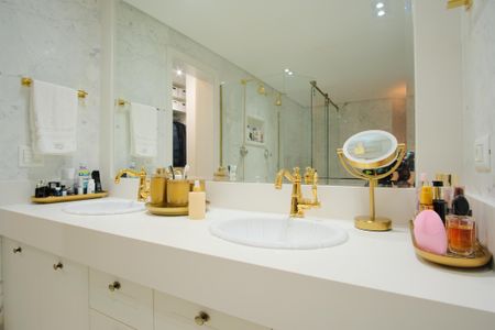 Casa de condomínio à venda com 356m², 5 quartos e 4 vagas Casa de condomínio à venda com 356m², 5 quartos e 4 vagasBanheiro da Suíte 1