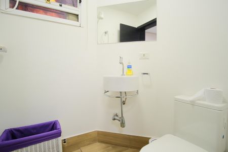 Casa de condomínio à venda com 356m², 5 quartos e 4 vagas Casa de condomínio à venda com 356m², 5 quartos e 4 vagasBanheiro de Serviço