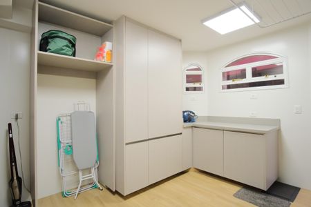 Casa de condomínio à venda com 356m², 5 quartos e 4 vagas Casa de condomínio à venda com 356m², 5 quartos e 4 vagasLavanderia