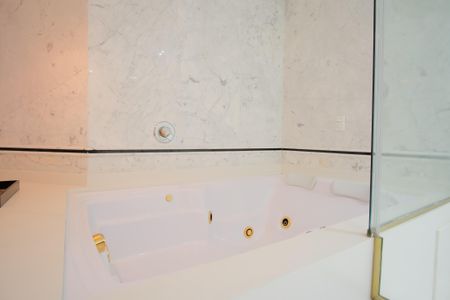 Casa de condomínio à venda com 356m², 5 quartos e 4 vagas Casa de condomínio à venda com 356m², 5 quartos e 4 vagasBanheiro da Suíte 1