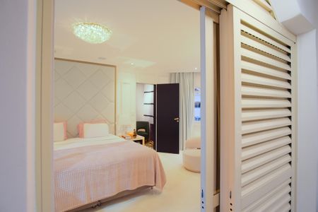 Casa de condomínio à venda com 356m², 5 quartos e 4 vagas Casa de condomínio à venda com 356m², 5 quartos e 4 vagasVaranda da suíte 1