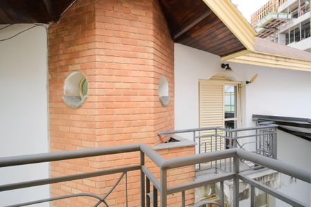 Casa de condomínio à venda com 356m², 5 quartos e 4 vagas Casa de condomínio à venda com 356m², 5 quartos e 4 vagasVaranda da suíte 1