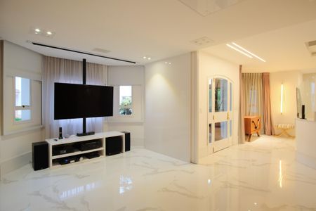 Casa de condomínio à venda com 356m², 5 quartos e 4 vagas Casa de condomínio à venda com 356m², 5 quartos e 4 vagasSala de TV