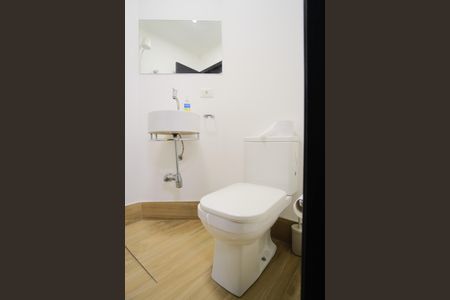 Casa de condomínio à venda com 356m², 5 quartos e 4 vagas Casa de condomínio à venda com 356m², 5 quartos e 4 vagasBanheiro de Serviço