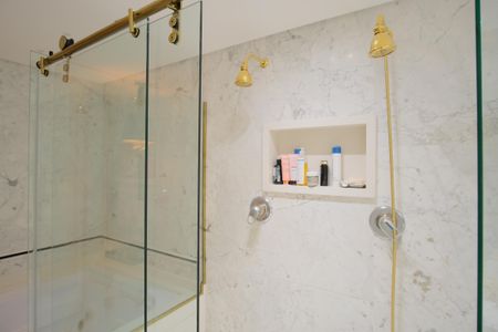 Casa de condomínio à venda com 356m², 5 quartos e 4 vagas Casa de condomínio à venda com 356m², 5 quartos e 4 vagasBanheiro da Suíte 1