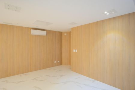 Casa de condomínio à venda com 356m², 5 quartos e 4 vagas Casa de condomínio à venda com 356m², 5 quartos e 4 vagasSala de TV