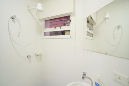 Casa de condomínio à venda com 356m², 5 quartos e 4 vagas Casa de condomínio à venda com 356m², 5 quartos e 4 vagasBanheiro de Serviço