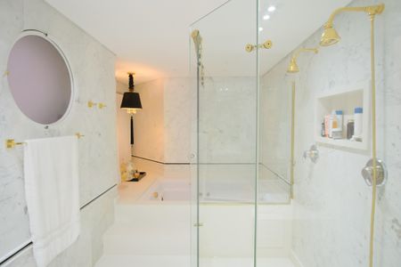 Casa de condomínio à venda com 356m², 5 quartos e 4 vagas Casa de condomínio à venda com 356m², 5 quartos e 4 vagasBanheiro da Suíte 1