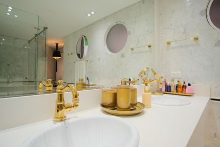 Casa de condomínio à venda com 356m², 5 quartos e 4 vagas Casa de condomínio à venda com 356m², 5 quartos e 4 vagasBanheiro da Suíte 1