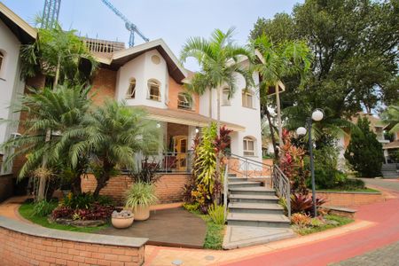 Casa de condomínio à venda com 356m², 5 quartos e 4 vagas Casa de condomínio à venda com 356m², 5 quartos e 4 vagasFachada