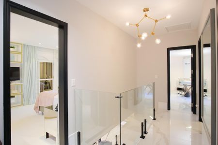 Casa de condomínio à venda com 356m², 5 quartos e 4 vagas Casa de condomínio à venda com 356m², 5 quartos e 4 vagasCorredor