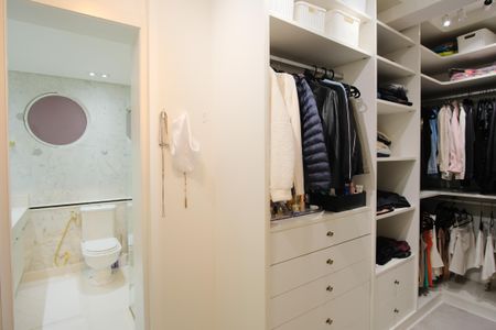 Casa de condomínio à venda com 356m², 5 quartos e 4 vagas Casa de condomínio à venda com 356m², 5 quartos e 4 vagasCloset da suíte 1