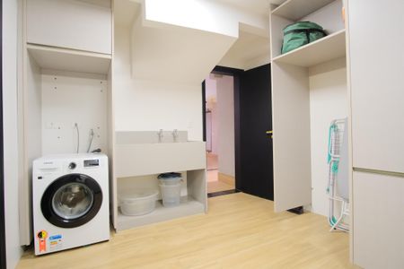 Casa de condomínio à venda com 356m², 5 quartos e 4 vagas Casa de condomínio à venda com 356m², 5 quartos e 4 vagasLavanderia