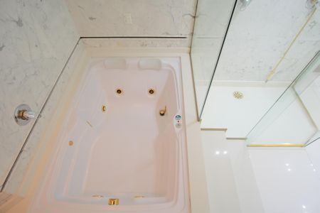 Casa de condomínio à venda com 356m², 5 quartos e 4 vagas Casa de condomínio à venda com 356m², 5 quartos e 4 vagasBanheiro da Suíte 1